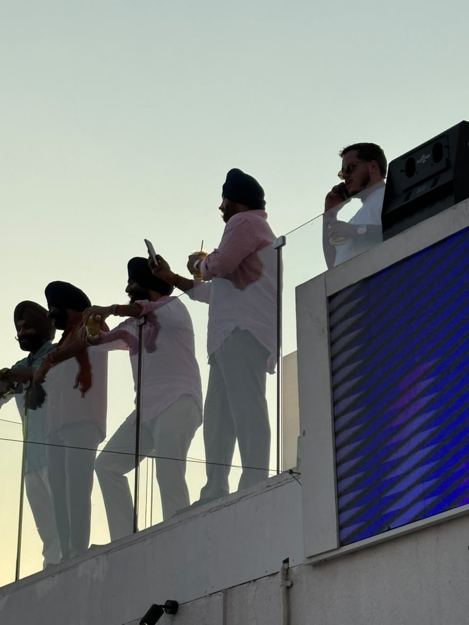 Equipe do Grupo ATOM em terraço no Oriente Médio